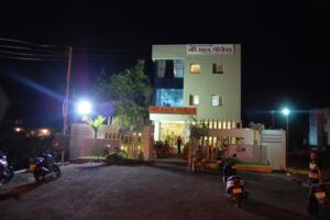 बी एल पैलेस फॅमिली रेस्टोरेंट बार आणि लॉजिंग