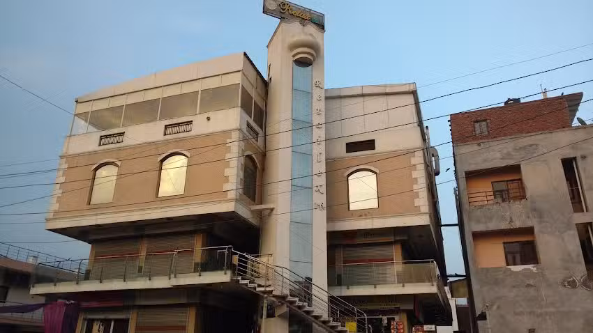 रिलैक्स सुइट्स होटल